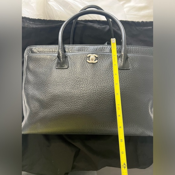 AUTHENTIC - Chanel black executive cerf tote medium. - Picture 13 of 16